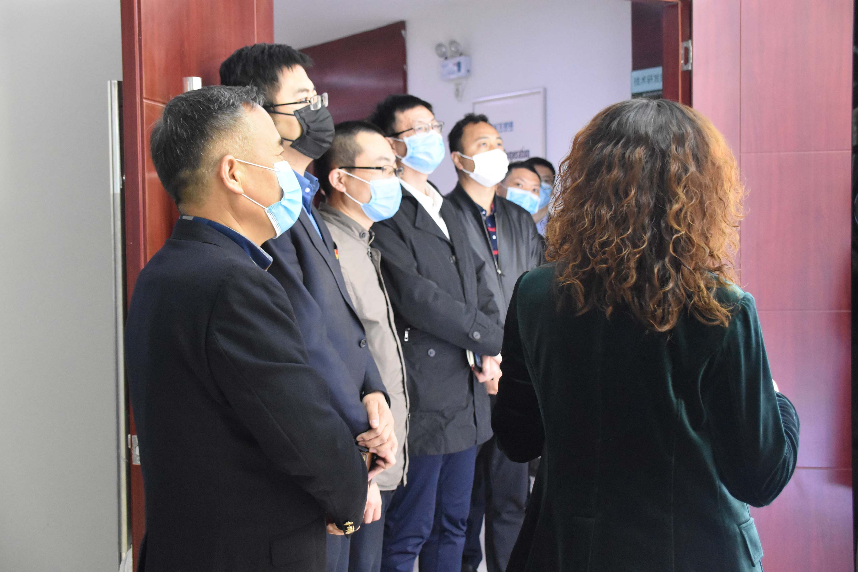 “酷游KU游官网管道”的领导带领大家参观
